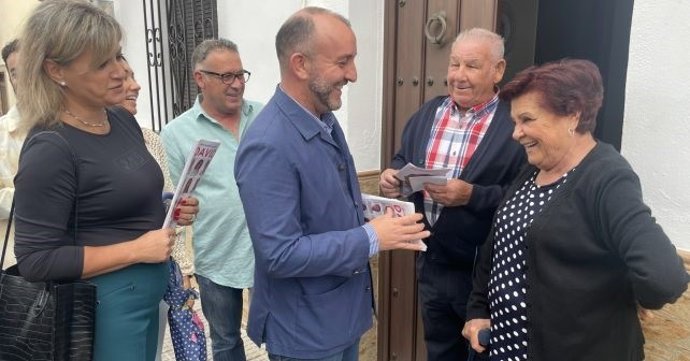 El candidato por el PSOE a la Alcaldía de Lucena del Puerto (Huelva), David Vivas, durante un reparto electoral.
