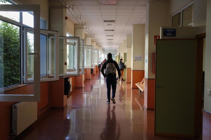 Archivo - Interior de uno de los centros de la Universidad de Granada.
