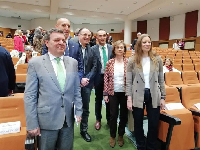 El consejero de la Presidencia, Luis Miguel González Gago, junto con responsables de la Conferencia de Rectores de las Universidades de España y autoridades locales, en la inauguración de las jornadas.