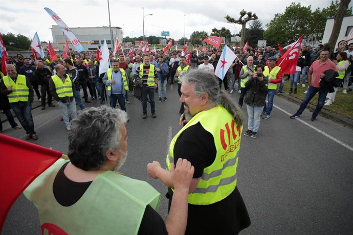 Trabajadores del metal marchan durante la primera jornada de huelga en el Polígono de O Ceao, a 10 de mayo de 2023, en Lugo, Galicia (España).