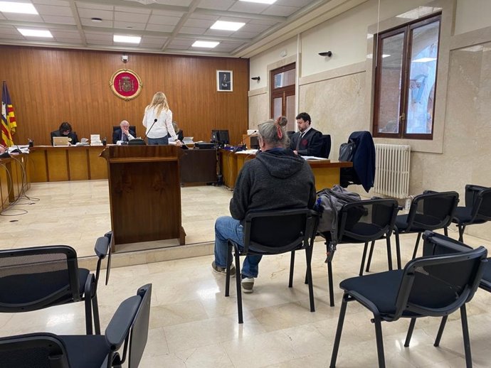 El acusado, sentado durante el juicio.