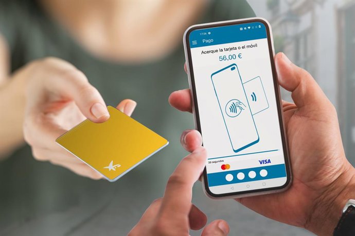 Archivo - Un mbil amb l'aplicació Smartphone TPV de CaixaBank