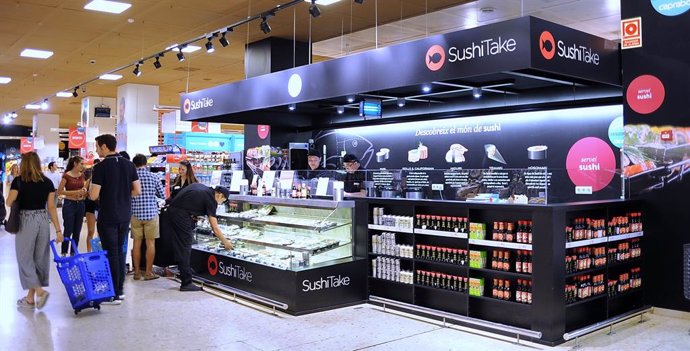 Córner d'elaboració de sushi en un supermercat Caprabo