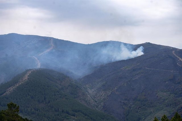 Columnas de humo por el incendio forestal en Las Hurdes, a 21 de mayo de 2023, en Cáceres, Extremadura (España). El incendio que afecta a las comarcas de Las Hurdes y Sierra de Gata desde el pasado miércoles, 17 de mayo, mantiene una "evolución favorable"