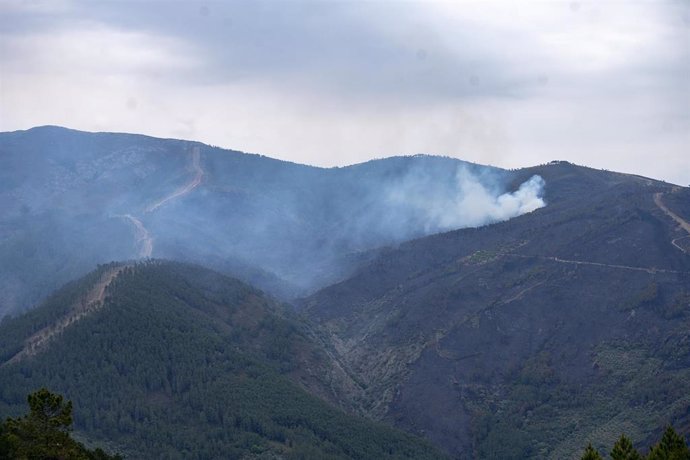 Columnas de humo por el incendio forestal en Las Hurdes, a 21 de mayo de 2023, en Cáceres, Extremadura (España). El incendio que afecta a las comarcas de Las Hurdes y Sierra de Gata desde el pasado miércoles, 17 de mayo, mantiene una "evolución favorabl