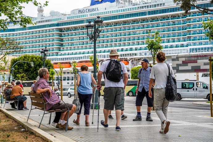 Turistas de un crucero en el puerto de Cádiz