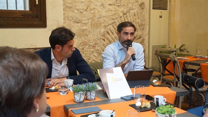 El candidato a la Alcaldía de Toledo, Julio Comendador, y José Luis Serrano, número 3 de la candidatura de la agrupación de electores.