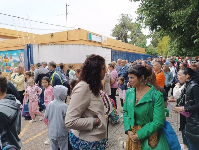 La candidata de Adelante Andalucía a la Alcaldía de Sevilla, Sandra Heredia, y la portavoz de Adelante Andalucía, Teresa Rodríguez, en una concentración de padres en el CEIP Adriano de Sevilla.