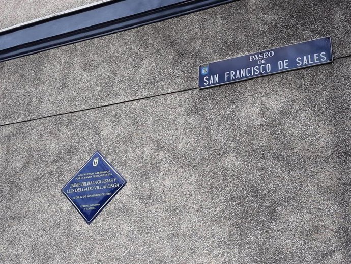 Archivo - Placa en Madrid en memoria de dos personas asesinadas en noviembre 1988 por la banda terrorista ETA, Jaime Bilbao Iglesias y Luis Delgado Villalonga