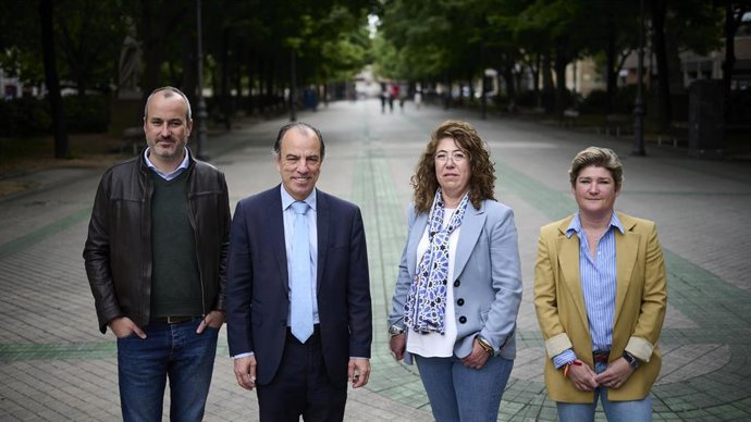 El Candidato Del Partido Popular A La Alcaldía De Pamplona, Carlos García Adanero, Junto A Otros Integrantes De La Lista