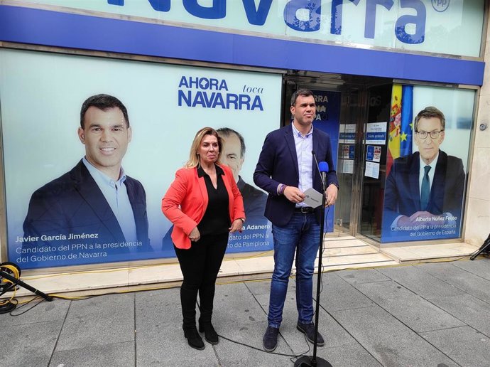El candidato del PPN a la Presidencia del Gobierno de Navarra, Javier García, con la secretaria general del PPN, Amelia Salanueva, en un acto electoral.