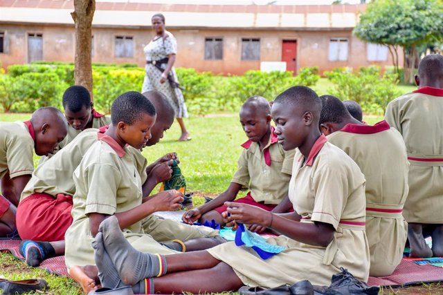 Archivo - Niñas en Uganda aprenden a fabricar sus propias compresas.
