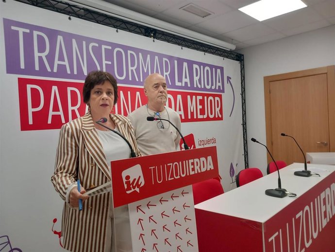 La candidata de Podemos IU a  la Presidencia, Henar Moreno, junto a Arturo Villar