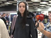 Victoria Federica, escoltada por su padre, se enfrenta a las críticas por su look en el desfile de Dior en México