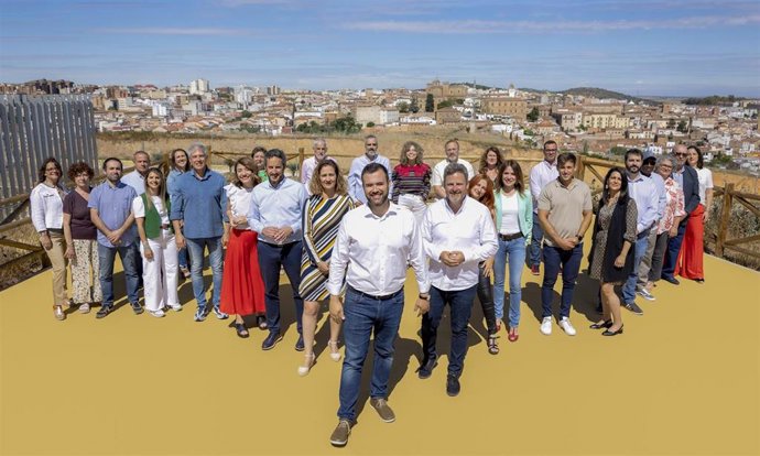 El candidato del PSOE a la alcaldía de Cáceres, Luis Salaya, y su equipo