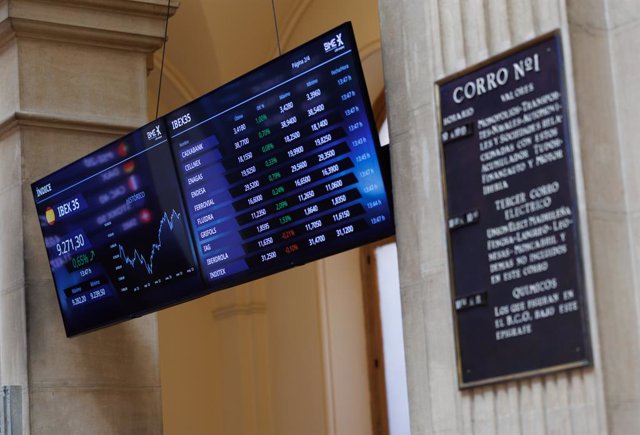 Un panel del Ibex 35 en el Palacio de la Bolsa, a 18 de mayo de 2023, en Madrid (España). El Ibex 35 ha iniciado la sesión de hoy con una subida del 0,43%, lo que ha llevado al selectivo a situarse en los 9.251,67 puntos, en una jornada en la que los inve