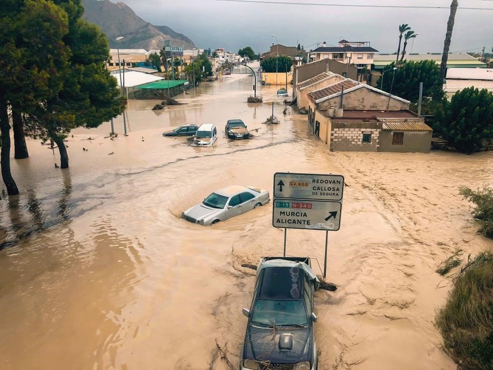 Archivo - Coches afectados por una inundación en una foto de archivo. 