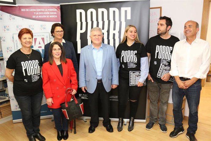 El candidato del PSOE a la Presidencia de la Comunidad Autónoma, José Vélez, en el centro, junto a representantes de EAPN