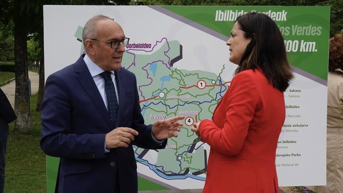 El diputado general de Álava y candidato del PNV a la reelección, Ramiro González, con la candidata Beatriz Artolazabal