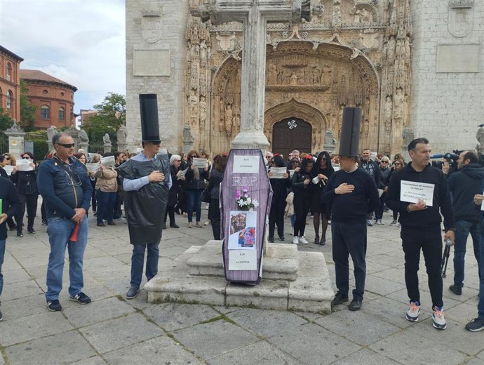 Más de un centenar de funcionarios asiste en Valladolid al 'entierro' de la Justicia y pide la dimisión de Pilar Llop