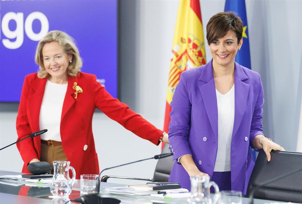 La vicepresidenta primera y ministra de Asuntos Económicos y Transformación Digital, Nadia Calviño (i), y la ministra de Política Territorial y portavoz del Gobierno de España, Isabel Rodríguez (d), a su llegada a una rueda de prensa posterior al Consej