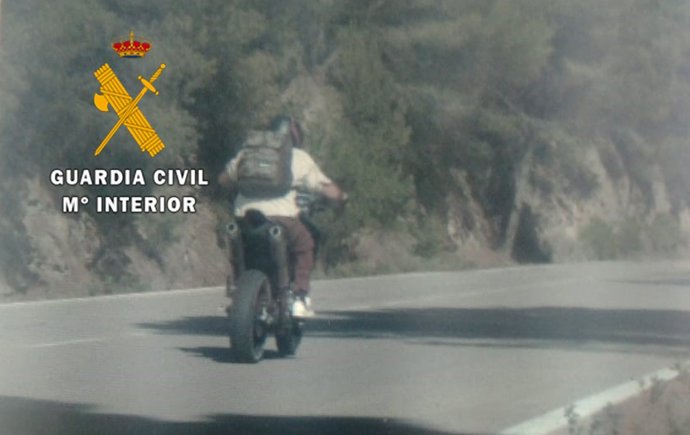 Una motocicleta de gran cilindrada que no portaba la placa de matrícula y lo hacía a 127 kilómetros por hora en una vía limitada a 50.