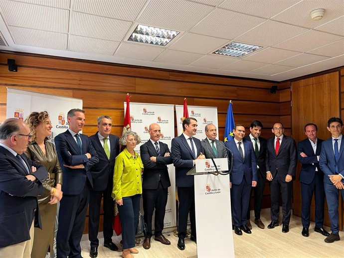 El consejero de Fomento, Vivienda y Ordenación del Territorio, Juan Carlos Suárez-Quiñones, firma un acuerdo con nueve entidades financieras para facilitar la compra de vivienda por parte de jóvenes