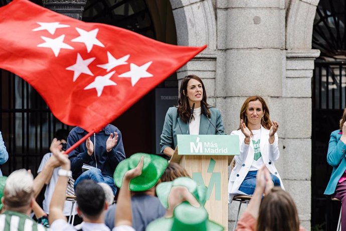 La portavoz de Más Madrid en el Ayuntamiento y candidata a la Alcaldía de Madrid, Rita Maestre (i), y la candidata de Más Madrid a la presidencia de la Comunidad de Madrid, Mónica García (d), durante un mitin de Más Madrid en la Plaza Mayor