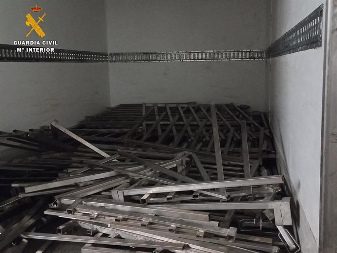 Material de acero inoxidable recuperado por la Guardia Civil tras su robo en un secadero de jamones de Villanueva de Córdoba.
