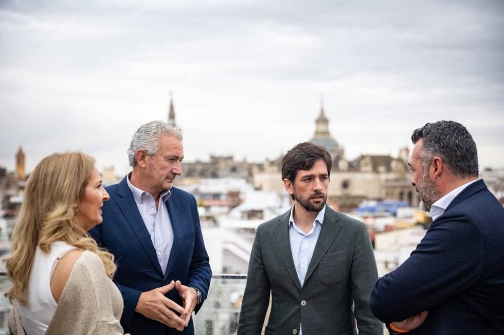 El candidato de CS a la Alcaldía de Sevilla, Miguel Ángel Aumesquet, el secretario general, Adrián Vázquez, y el presidente de CS en Andalucía, Andrés Reche, este martes en Sevilla.