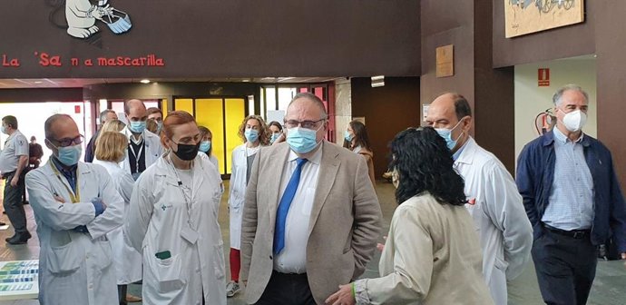 El consejero de Sanidad, Alejandro Vázquez, durante su visita a la exposición 'Las caras de la meningitis' promovida por la Asociación Española contra la Meningitis, que se puede ver en el vestíbulo del Río Hortega