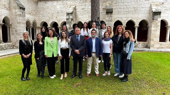 En el centro de la imagen, el vicepresidente de la Diputación de Burgos, Lorenzo Rodríguez, junto a una delegación de empresarias europeas.