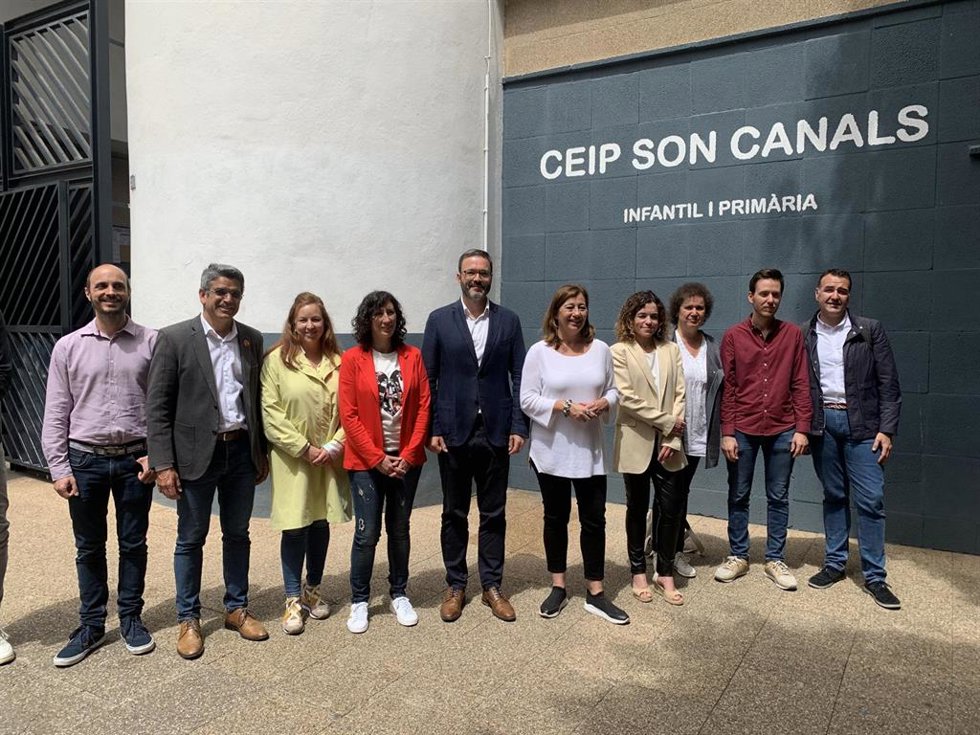 La secretaria general del PSIB, presidenta del Govern y candidata a la reelección, Francina Armengol, junto con el actual alcalde de Palma y candidato a la reelección, José Hila, y otros representantes socialistas de Baleares en un acto de campaña