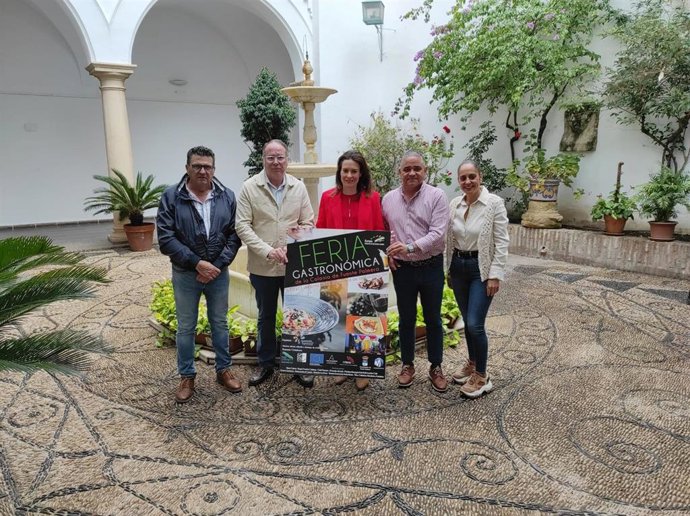 Silas (centro) en la presentación de la II edición de su Feria Gastronómica de Fuente Palmera.