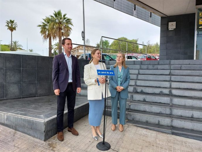 La presidenta del PP balear y candidata a la presidencia del Govern, Marga Prohens, acompañada de la la diputada y ex ministra de Sanidad Ana Pastor y del candidato a la presidencia del Consell, Lloren Galmés.
