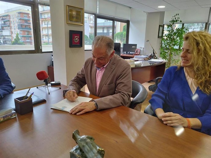 El candidato de Ciudadanos a la alcaldía de Cáceres, Francisco Piñero, firma ante notario su renuncia a asignaciones económicas como cargo público