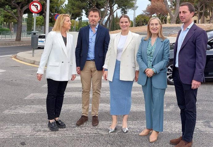 La vicepresidenta segunda del Congreso y secretaria ejecutiva de Sanidad del PP, Ana Pastor, acompañada de la presidenta del PP en Baleares y candidata a la presidencia del Govern, Marga Prohens, y del candidato al Consell, Lloren Galmés, entre otros