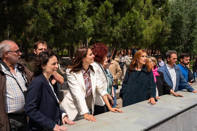 La candidata de Más Madrid a la Alcaldía, Rita Maestre, y a la Presidencia de la Comunidad, Mónica García, junto a la copresidenta del Partido Verde Europeo, Melanie Vogel  dan un paseo por Madrid Río, a 23 de mayo de 2023, en Madrid (España). 
