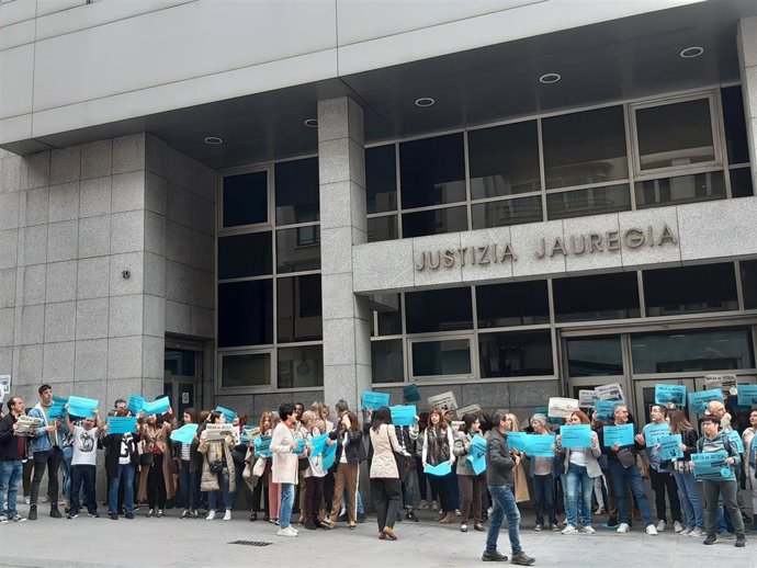 Funcionarios de Justicia en huelga se concentran ante el Palacio de Justicia en Bilbao.