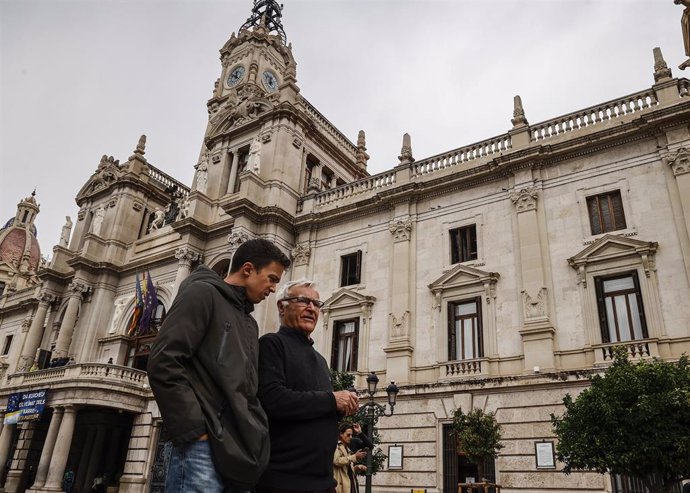 El líder de Más País, Íñigo Errejón (i) y el alcalde de Valencia y candidato a la reelección per Compromís per Valencia, Joan Ribó (d), durante un encuentro, en la Plaza del Ayuntamiento de Valencia