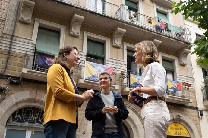 Janet Sanz, Lucia Martín y Jéssica Albiach antes de la rueda de prensa en la plaza Santa Madrona de Barcelona.