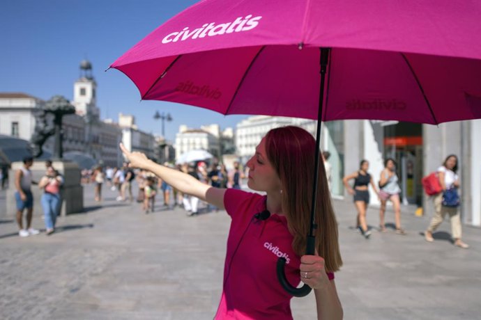 Archivo - Una guía turística en la Puerta del Sol de Madrid