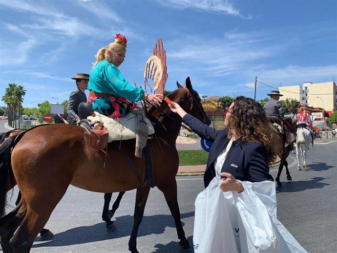 Reparto de botiquines de Vithas Sevilla entre los romeros que peregrinan al Rocío.