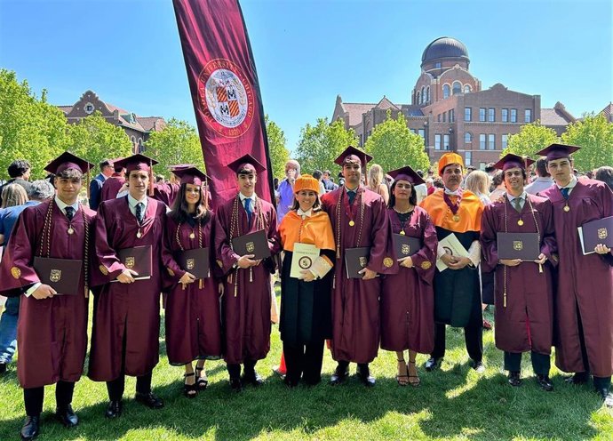 Los estudiantes de la séptima promoción del Dual Business Degree de la Universidad de Loyola se gradúan en Chicago