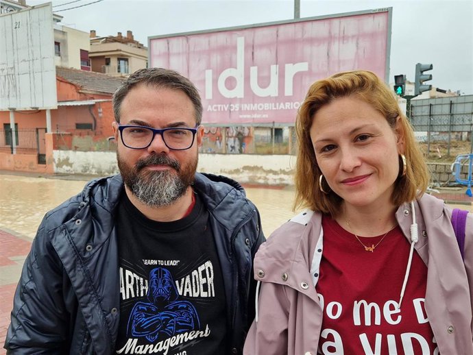 Los candidatos número 1 y 2 de la coalición formada por Podemos, IU-Verdes y Alianza Verde al Ayuntamiento de Murcia, Elvira Medina y John David Babyack