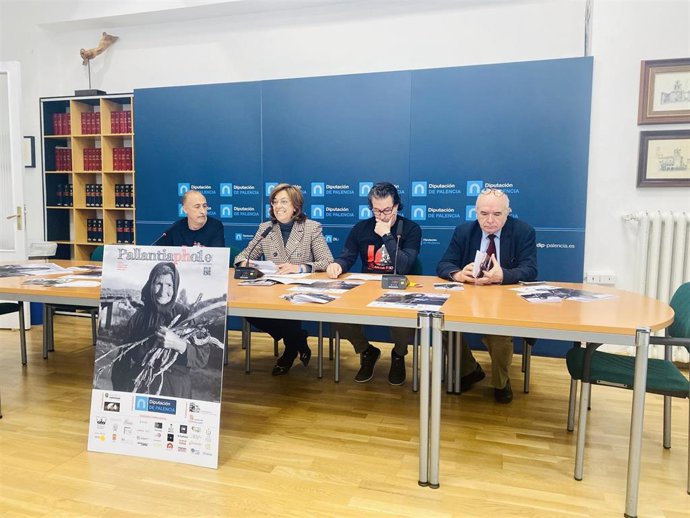 Armisén (C) en la presentación de 'Pallantiaphoto',