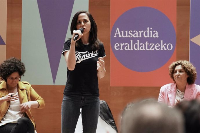 La secretaria general de Podemos y ministra de Derechos Sociales y Agenda 2030, Ione Belarra, interviene en un acto de campaña de Elkarrekin, a 19 de mayo de 2023, en Bilbao, Vizcaya, País Vasco (España). 