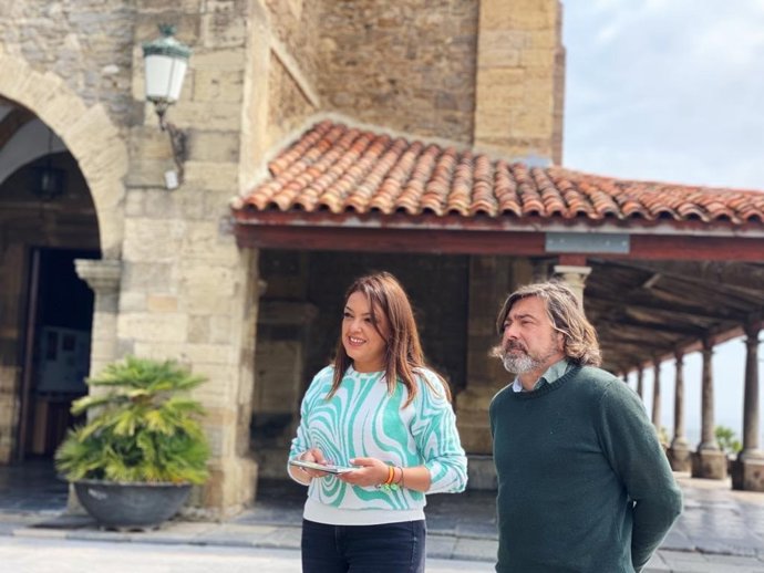 La candidata de Vox a la presidencia del Principado, Carolina López, junto al cadidato de Vox a la alcaldía del municipio, Teodoro Ramón Pozo en Gozón.