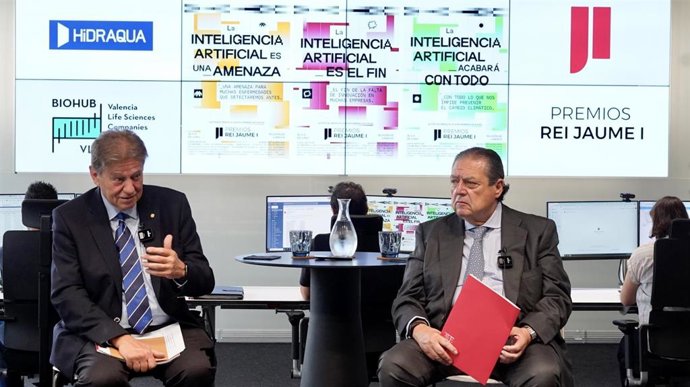 El presidente de la Fundación Valenciana Premios Rei Jaume I, Vicente Boluda, y su presidente ejecutivo, Javier Quesada, en una rueda de prensa en la que han presentado las novedades de la 35 edición de la Reunión de Jurados de los Premios Rei Jaume I,