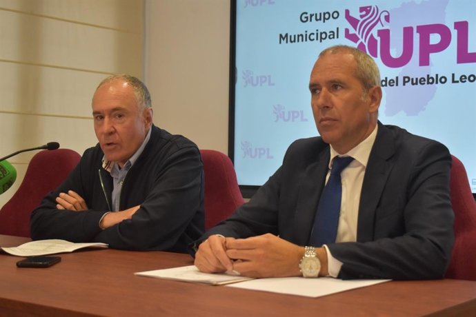 El candidato de UPL a la Alcaldía de León, Eduardo López Sendino, y el número tres de su candidatura, Enrique Valdeón, durante la rueda de prensa.